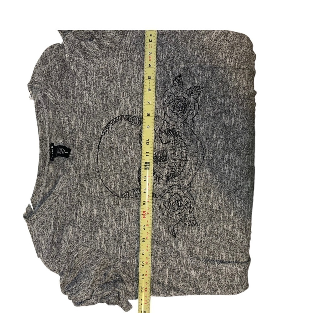 Torrid Skeleton w/ Rose Graphic Design On Heather Gray T-shirt. Size 2 GUC - Picture 7 of 8
